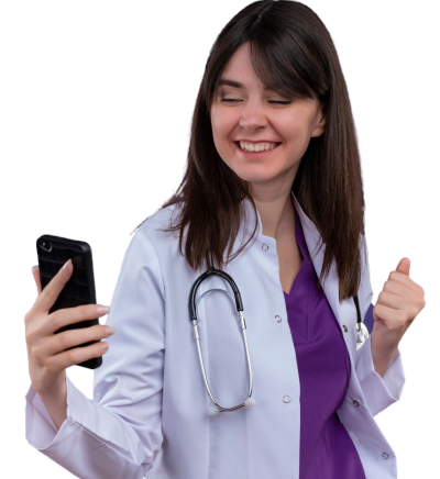 jovem-medica-sorridente-com-manto-medico-com-estetoscopio-segura-o-telefone-e-mantem-o-punho-erguido-sobre-fundo-violeta-isolado-com-espaco-de-copia